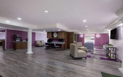 Photo 4 - La Quinta Inn by Wyndham Kansas City Lenexa