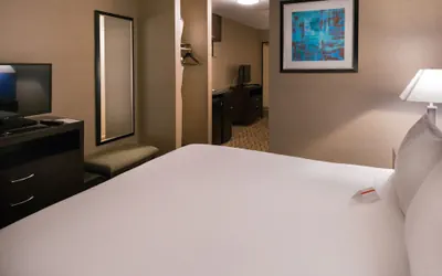 Photo 4 - Holiday Inn Express & Suites Pasadena - Los Angeles by IHG