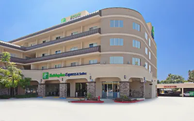 Photo 2 - Holiday Inn Express & Suites Pasadena - Los Angeles by IHG