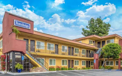 Photo 2 - Travelodge by Wyndham Burbank-Glendale