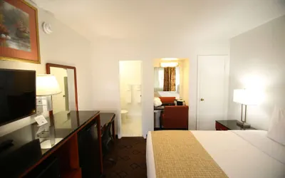 Photo 4 - Travelodge by Wyndham Burbank-Glendale
