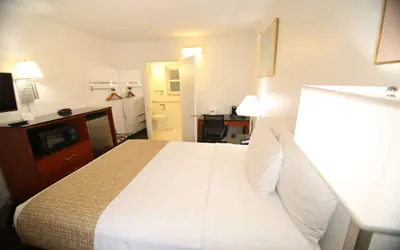 Photo 5 - Travelodge by Wyndham Burbank-Glendale