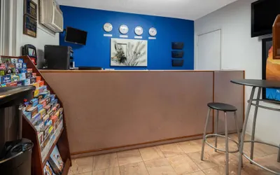 Photo 3 - Travelodge by Wyndham Burbank-Glendale