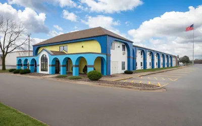 Photo 2 - Days Inn by Wyndham Austin