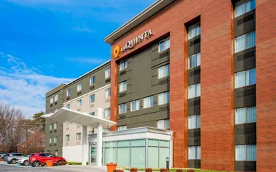 Photo 2 - La Quinta Inn & Suites by Wyndham Baltimore BWI Airport
