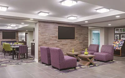Photo 3 - La Quinta Inn & Suites by Wyndham Baltimore BWI Airport