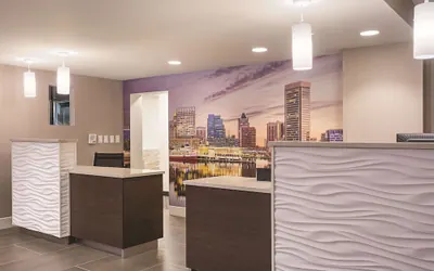 Photo 4 - La Quinta Inn & Suites by Wyndham Baltimore BWI Airport
