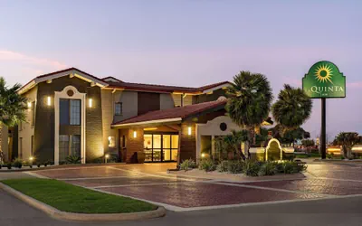 Photo 2 - La Quinta Inn by Wyndham Victoria