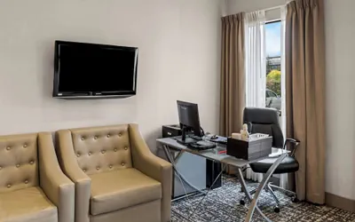 Photo 4 - SureStay Hotel by Best Western SeaTac Airport North