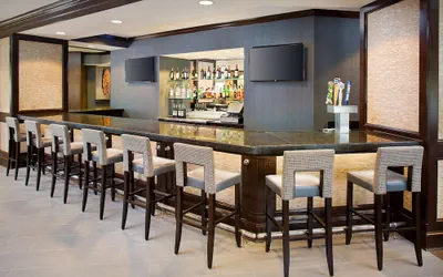 Photo 2 - DoubleTree Hotel Baltimore - BWI Airport