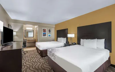 Photo 5 - La Quinta Inn & Suites by Wyndham Carlsbad - Legoland Area