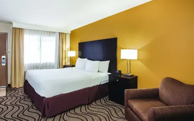 Photo 4 - La Quinta Inn & Suites by Wyndham Carlsbad - Legoland Area