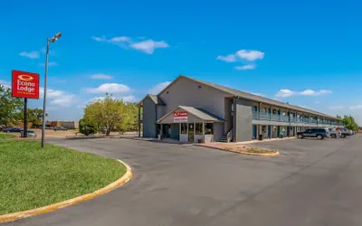 Photo 2 - Econo Lodge Inn & Suites Enid South