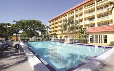 Photo 2 - La Quinta Inn & Suites by Wyndham Coral Springs Univ Dr