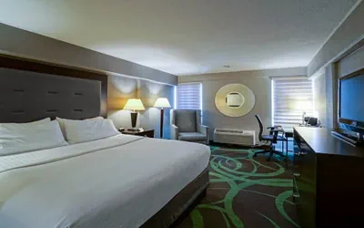 Photo 3 - Holiday Inn Manhattan at the Campus by IHG