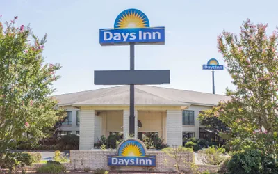 Photo 2 - Days Inn by Wyndham Spartanburg Waccamaw