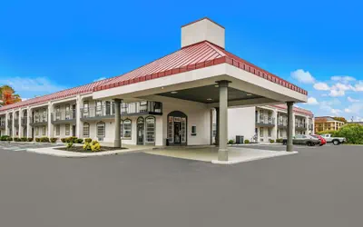 Photo 2 - Red Roof Inn Knoxville North - Merchants Drive