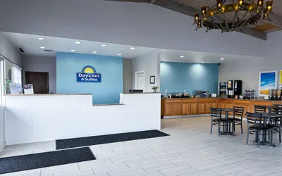 Photo 2 - Days Inn & Suites by Wyndham Santa Rosa