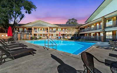 Photo 2 - Ramada by Wyndham Temple Terrace/Tampa North
