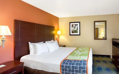 Photo 5 - Days Inn by Wyndham Fremont