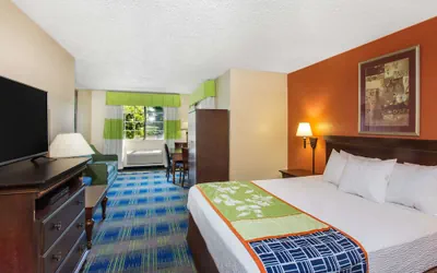 Photo 2 - Days Inn by Wyndham Fremont