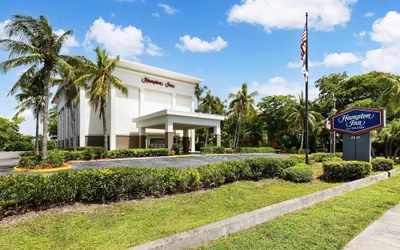 Photo 2 - Hampton Inn Naples Central