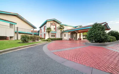 Howard Johnson by Wyndham Columbus Fort Benning