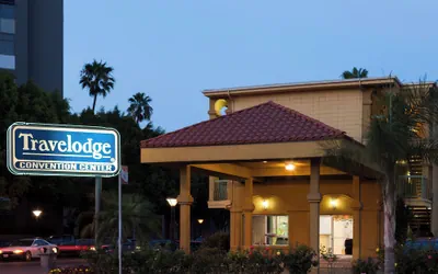 Photo 2 - Travelodge by Wyndham Long Beach Convention Center