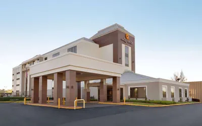 Photo 2 - La Quinta Inn & Suites by Wyndham Dothan