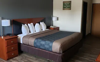 Photo 4 - Econo Lodge Cedar Rapids South