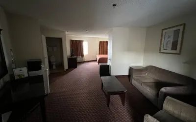 Photo 4 - Days Inn & Suites by Wyndham Rancho Cordova