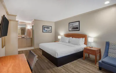 Photo 2 - SureStay Plus Hotel by Best Western Mountain View