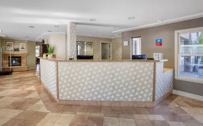 Photo 4 - SureStay Plus Hotel by Best Western Mountain View