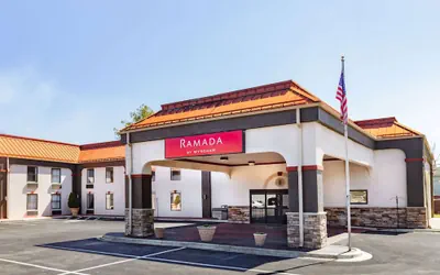 Photo 2 - Ramada by Wyndham Hendersonville