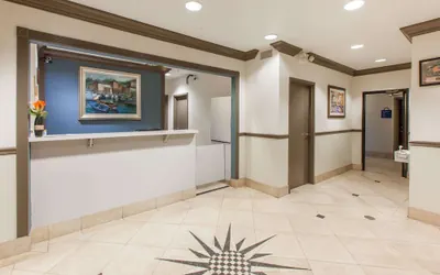 Photo 5 - Days Inn & Suites by Wyndham Webster NASA-ClearLake-Houston