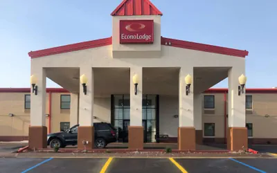 Photo 2 - Econo Lodge Truman Inn
