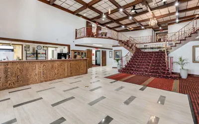 Photo 5 - Econo Lodge Truman Inn
