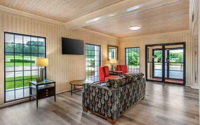 Photo 3 - Econo Lodge Inn & Suites Philadelphia MS