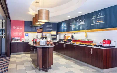Photo 2 - Hampton Inn Orlando-International Airport
