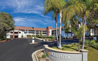 Photo 2 - La Quinta Inn & Suites by Wyndham Thousand Oaks-Newbury Park