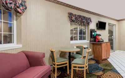 Photo 3 - Howard Johnson by Wyndham Lenox