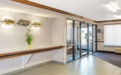 Photo 3 - Days Inn by Wyndham Pontoon Beach
