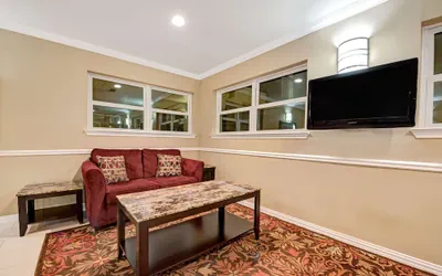 Photo 2 - Super 8 by Wyndham Richardson Dallas