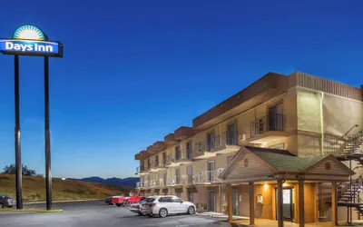 Photo 2 - Days Inn by Wyndham Medford