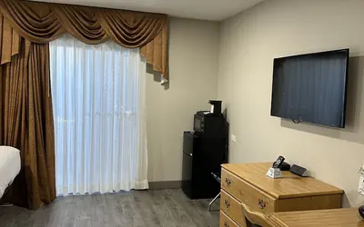 Photo 3 - Days Inn by Wyndham Medford