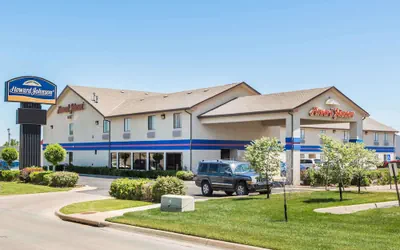 Photo 2 - Howard Johnson by Wyndham Wichita Airport