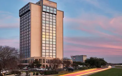Photo 2 - Crowne Plaza Dallas Market Ctr - Love Field by IHG