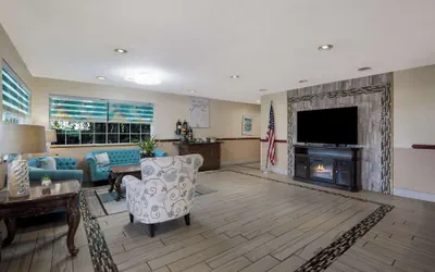 Photo 4 - Quality Inn & Suites Medford Airport
