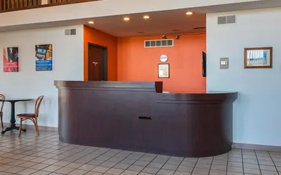 Photo 3 - Motel 6 Hannibal, MO