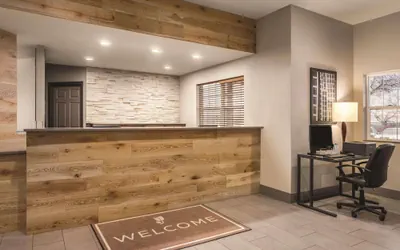 Photo 4 - Country Inn & Suites by Radisson, Dakota Dunes, SD